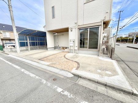  ����3��\�I�}�Ȃ��q�l�̒��ԂɁB�܂��A���Ƒ��̎��]�ԃX�y�[�X�Ƃ��Ă��劈��B