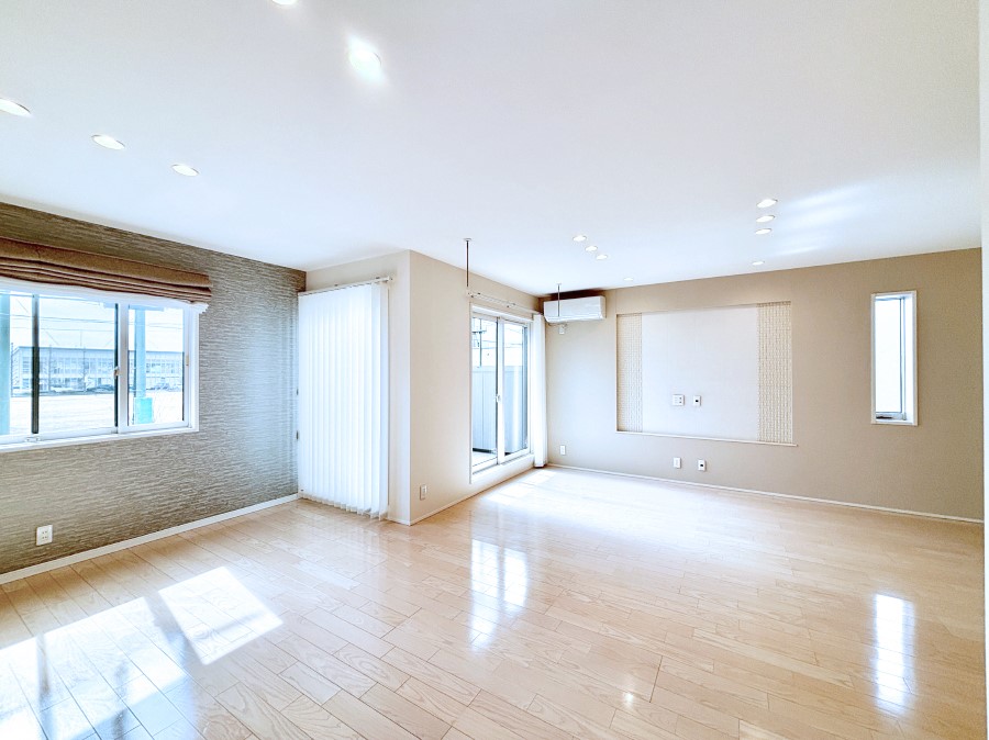 ���r���O ���邢�z���������A�����̕��͋C�ɖ�������郊�r���O�E�_�C�j���O�B 