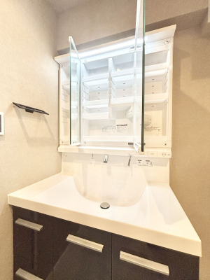 ���̑����� �O�ʋ��̗��ɁA���ϕi��q���p�i�Ȃǂ����[�\�B���ʑ����������ƕۂ��܂��I