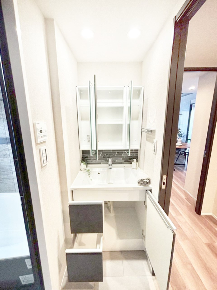 ���̑����� �O�ʋ��̗��ɁA���ϕi��q���p�i�Ȃǂ����[�\�B���ʑ����������ƕۂ��܂��I