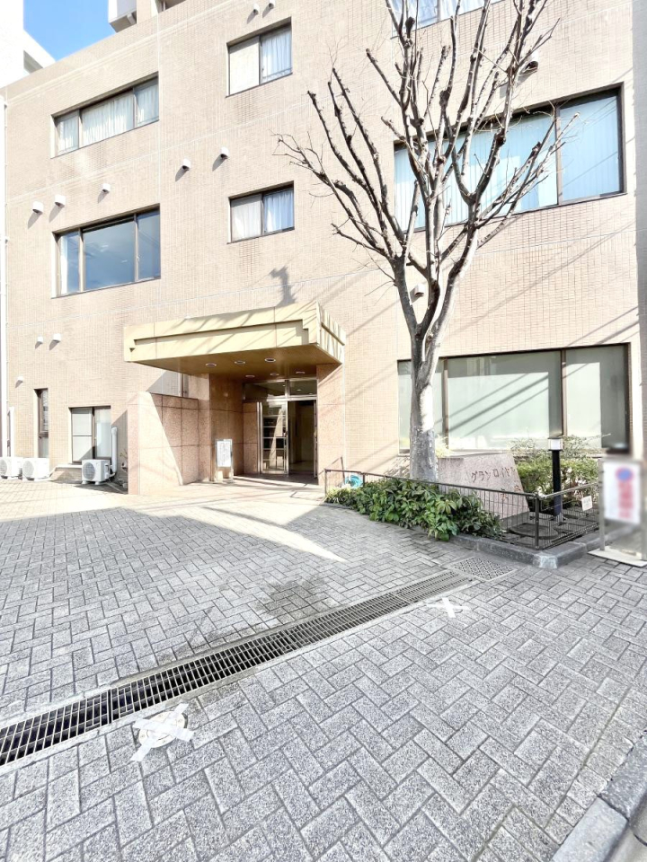 �G���g�����X �O�� �Y��ȃG���g�����X�́A���Z�҂�D�����}������Ă���܂�  