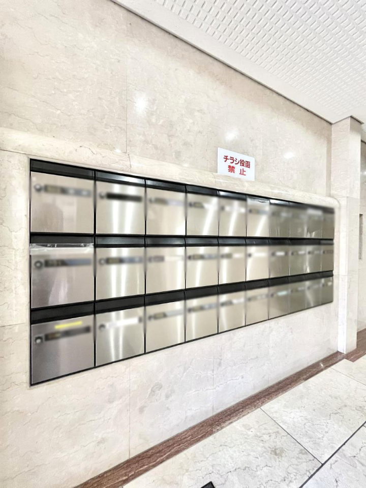 ���̑� �|�X�g�̓G���g�����X���ɂ���̂ŉJ�ɔG�ꂸ�X�ւ��󂯎��܂��ˁI