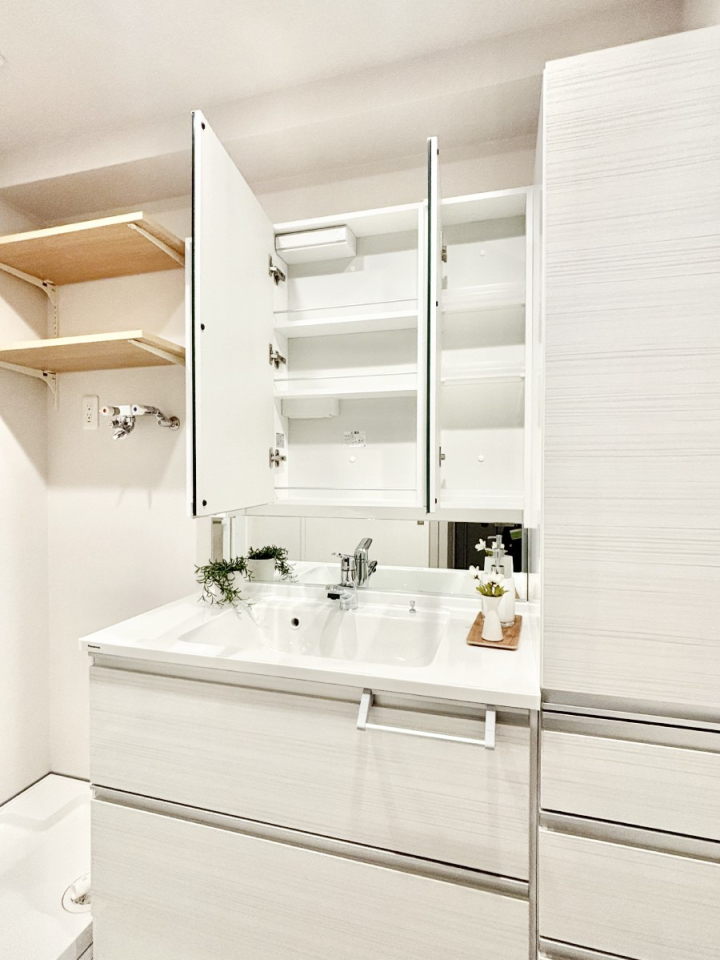 ���̑����� �O�ʋ��̗��ɁA���ϕi��q���p�i�Ȃǂ����[�\�B���ʑ����������ƕۂ��܂��I