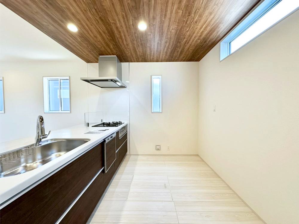 �L�b�`�� �u�₩�ȕ����ʂ蔲����L�b�`���B��������̂Ŗ��邭���C�ɂ��𗧂��܂��B