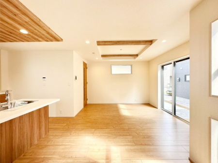 ���r���O ���邢�z���������A�����̕��͋C�ɖ�������郊�r���O�E�_�C�j���O�B 