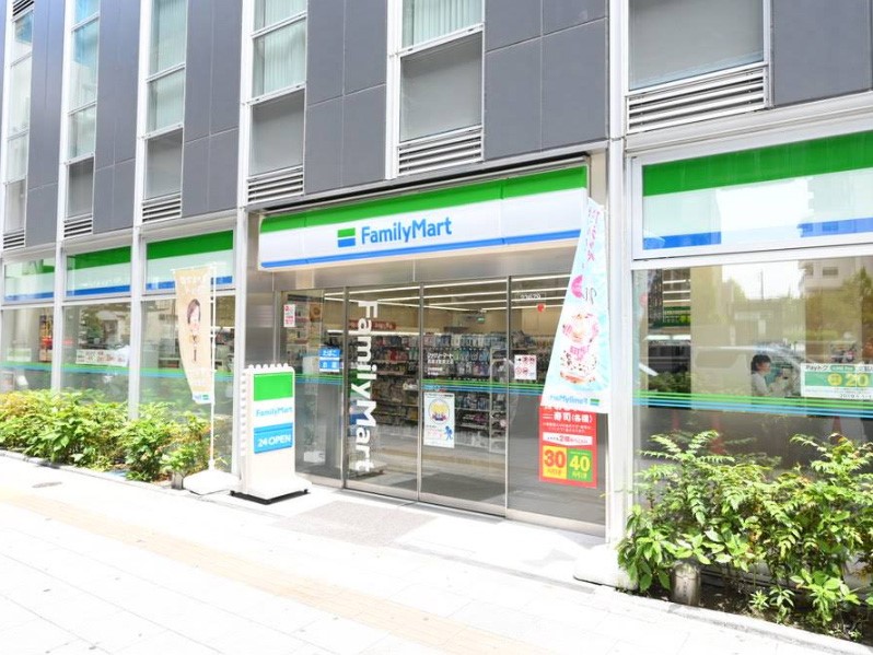 ���ӊ� �R���r�j 200m �t�@�~���[�}�[�g ���{���w�k�X