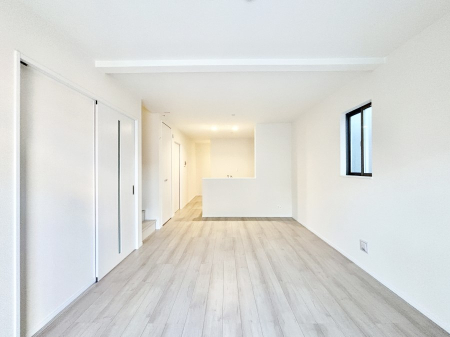 ���r���O ���邢�z���������A�����̕��͋C�ɖ�������郊�r���O�E�_�C�j���O�B �@