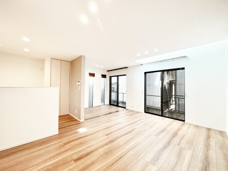 ���̑����� �Ƒ��̏Ί炪���R�Ɛ��܂�Ă���A����ȕ��͋C�̃_�C�j���O�Ɏd�オ���Ă��܂��B