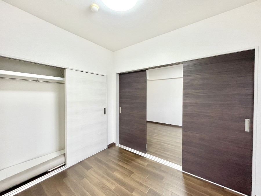 ���̑����� ���r���O�ɗאڂ����m���B�����˂��J������ƃ��r���O�ƌq����e���̋�Ԃɕϐg�I�@