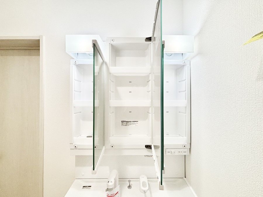 ���̑����� �O�ʋ��̗��ɁA���ϕi��q���p�i�Ȃǂ����[�\�B���ʑ����������ƕۂ��܂��I