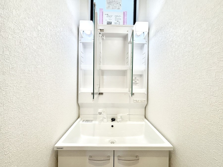 ���̑����� �O�ʋ��̗��ɁA���ϕi��q���p�i�Ȃǂ����[�\�B���ʑ����������ƕۂ��܂��I