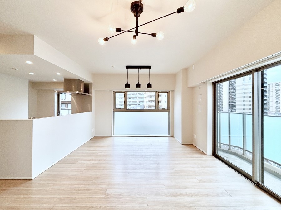 ���r���O ���R������荞�܂�A�Ƒ��c���̏ꏊ�𖾂邭���o