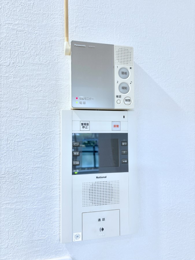 ���̑����� TV���j�^�[�t�C���^�[�t�H�����t���Ă��ăZ�L�����e�B�[��    