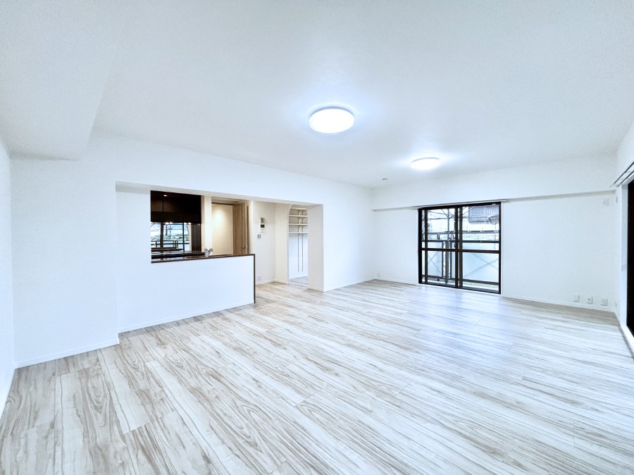 ���r���O ���R������荞�܂�A�Ƒ��c���̏ꏊ�𖾂邭���o