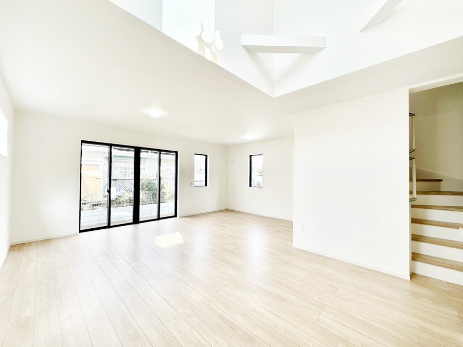 ���r���O ���r���O�㕔�ɂ͐��������̗p�B���邢�z���ɕ�܂���ԂŉƑ��c���I