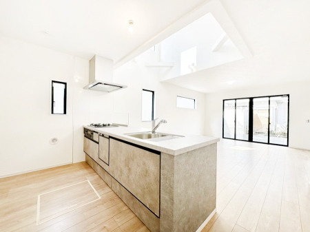 �L�b�`�� ���Ƒ��̉�b�e�ޑΖʃL�b�`���B���������̃p�p�}�}�����Ƒ��Ɖ߂������Ԃ����������I