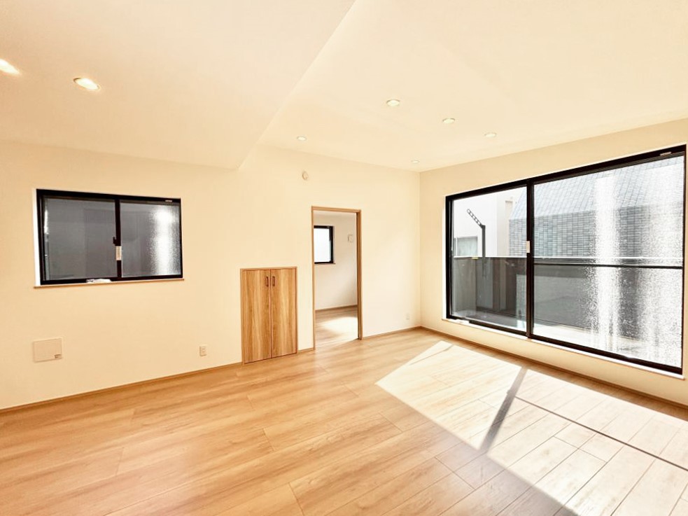 ���r���O 2�K���r���O�B�o���R�j�[�ɖʂ������邢�k�c�j�͉Ƒ��݂�Ȃ̉��K��ԁB