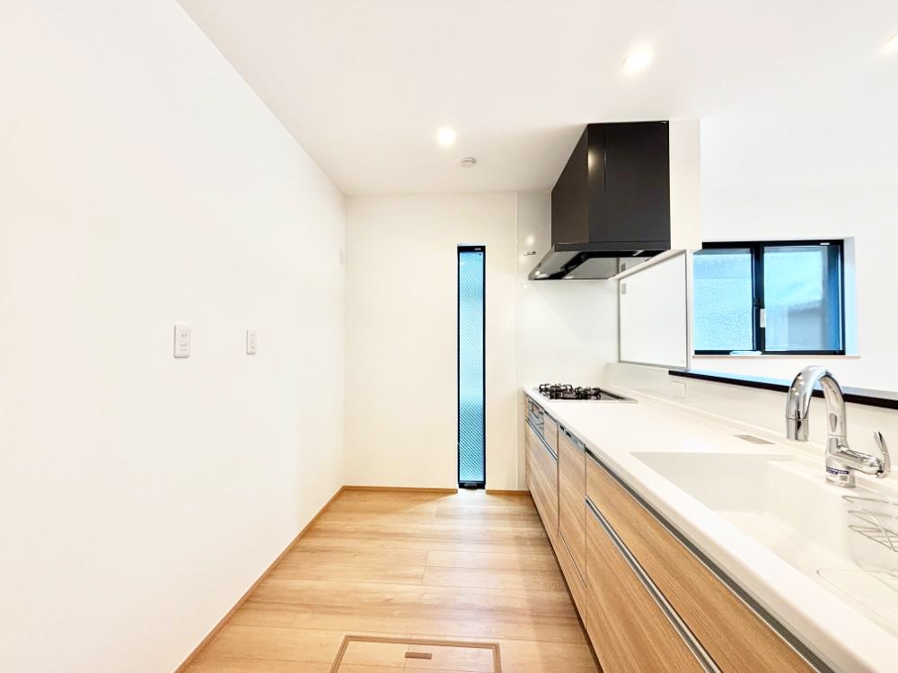 �L�b�`�� �u�₩�ȕ����ʂ蔲����L�b�`���B��������̂Ŗ��邭���C�ɂ��𗧂��܂��B