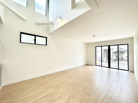 ���r���O ���邢�z���������A�����̕��͋C�ɖ�������郊�r���O�E�_�C�j���O�B 