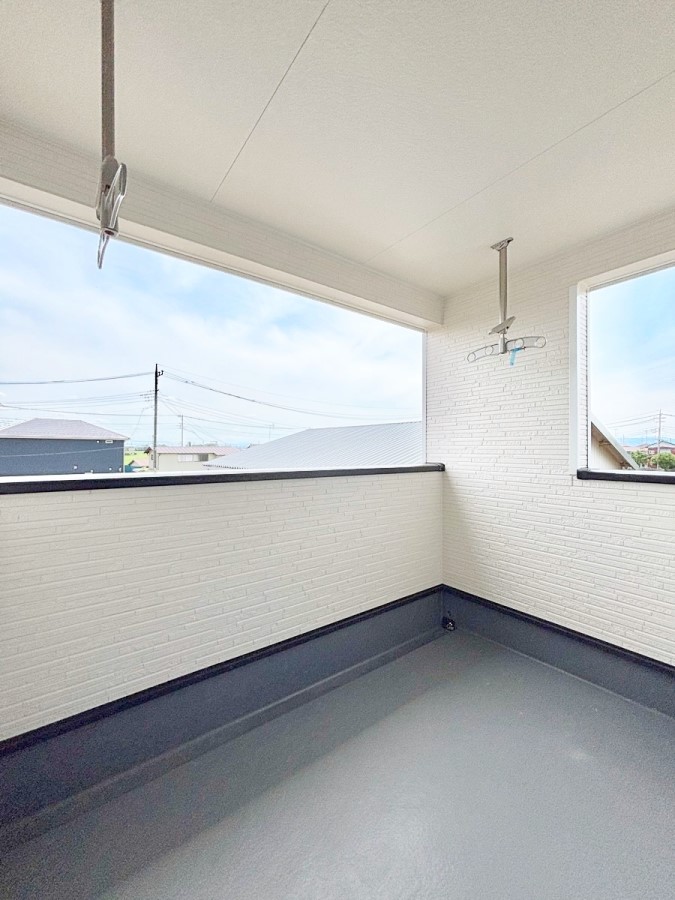 �o���R�j�[ �C���i�[�o���R�j�[�Ȃ̂ŉJ�ł����󕨂����������o���āA���ʂ�������̂Ŋ������ǂ��A�������X�y�[�X�Ƃ��ďd�󂵂܂��B 