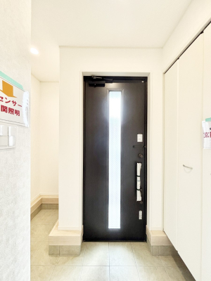 ���� �K���X�X���b�g�̓��������փh�A�������Ɍ���͂��Ă���܂�