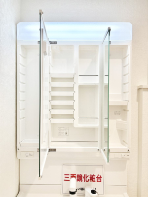 ���̑����� �O�ʋ��̗��ɁA���ϕi��q���p�i�Ȃǂ����[�\�B���ʑ����������ƕۂ��܂��I