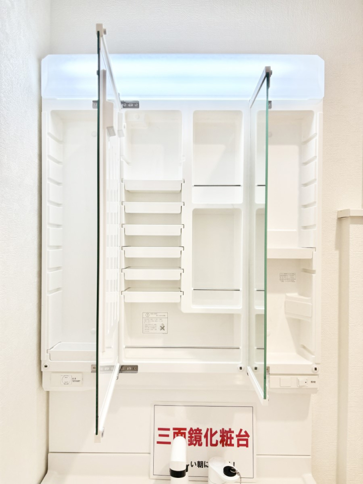 ���̑����� �O�ʋ��̗��ɁA���ϕi��q���p�i�Ȃǂ����[�\�B���ʑ����������ƕۂ��܂��I