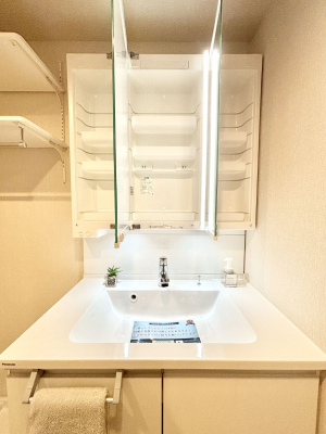 ���̑����� �O�ʋ��̗��ɁA���ϕi��q���p�i�Ȃǂ����[�\�B���ʑ����������ƕۂ��܂��I