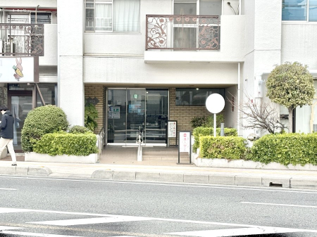 �G���g�����X �O�� �Y��ȃG���g�����X�́A���Z�҂�D�����}������Ă���܂�  