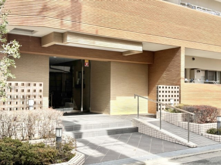 �G���g�����X �O�� �Y��ȃG���g�����X�́A���Z�҂�D�����}������Ă���܂�  