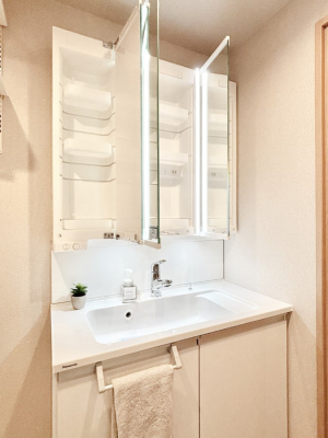 ���̑����� �O�ʋ��̗��ɁA���ϕi��q���p�i�Ȃǂ����[�\�B���ʑ����������ƕۂ��܂��I