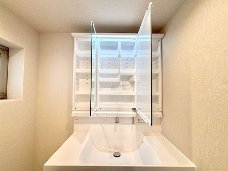 ���̑����� �O�ʋ��̗��ɁA���ϕi��q���p�i�Ȃǂ����[�\�B���ʑ����������ƕۂ��܂��I