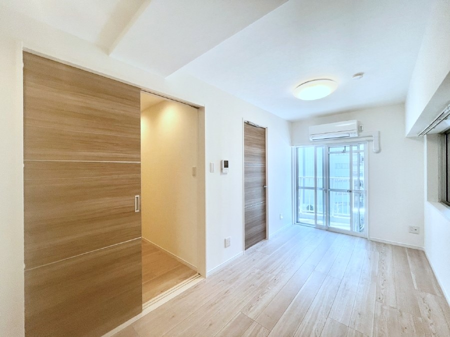 ���r���O ���R������荞�܂�A�Ƒ��c���̏ꏊ�𖾂邭���o