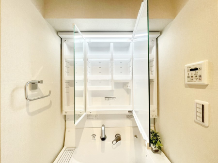 ���̑����� �O�ʋ��̗��ɁA���ϕi��q���p�i�Ȃǂ����[�\�B���ʑ����������ƕۂ��܂��I