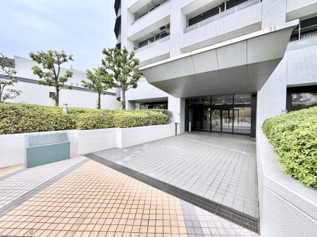 �G���g�����X �O�� �Y��ȃG���g�����X�́A���Z�҂�D�����}������Ă���܂�  