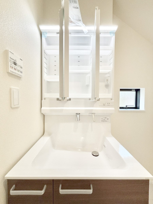 ���̑����� �O�ʋ��̗��ɁA���ϕi��q���p�i�Ȃǂ����[�\�B���ʑ����������ƕۂ��܂��I