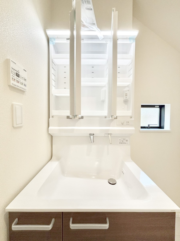 ���̑����� �O�ʋ��̗��ɁA���ϕi��q���p�i�Ȃǂ����[�\�B���ʑ����������ƕۂ��܂��I