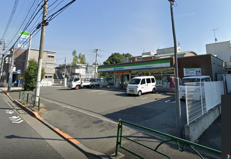 ���ӊ� �R���r�j 300m �t�@�~���[�}�[�g ������������c�ʂ�X