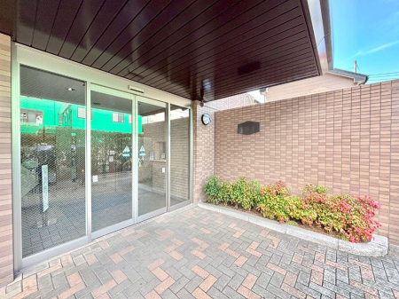 �G���g�����X �O�� �Y��ȃG���g�����X�́A���Z�҂�D�����}������Ă���܂�  