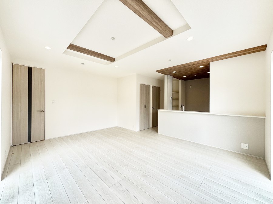 ���r���O ���邢�z���������A�����̕��͋C�ɖ�������郊�r���O�E�_�C�j���O�B 