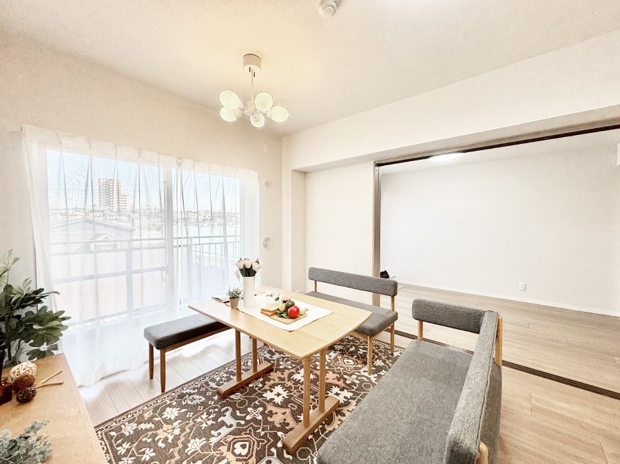 ���r���O ���R������荞�܂�A�Ƒ��c���̏ꏊ�𖾂邭���o