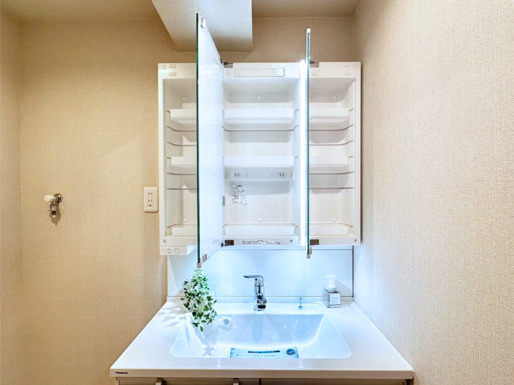 ���̑����� �O�ʋ��̗��ɁA���ϕi��q���p�i�Ȃǂ����[�\�B���ʑ����������ƕۂ��܂��I