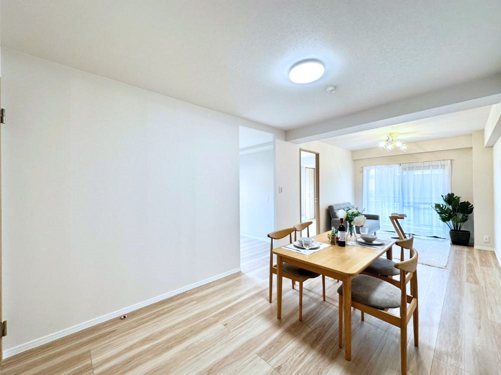 ���r���O ���R������荞�܂�A�Ƒ��c���̏ꏊ�𖾂邭���o