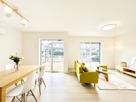 ���r���O ���邢�z���������A�����̕��͋C�ɖ�������郊�r���O�_�C�j���O