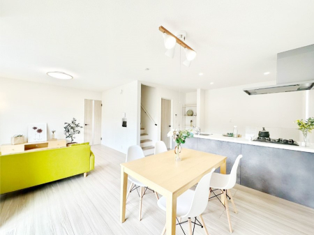 ���̑����� �Ƒ��̏Ί炪���R�Ɛ��܂�Ă���A����ȕ��͋C�̃_�C�j���O�Ɏd�オ���Ă��܂��B