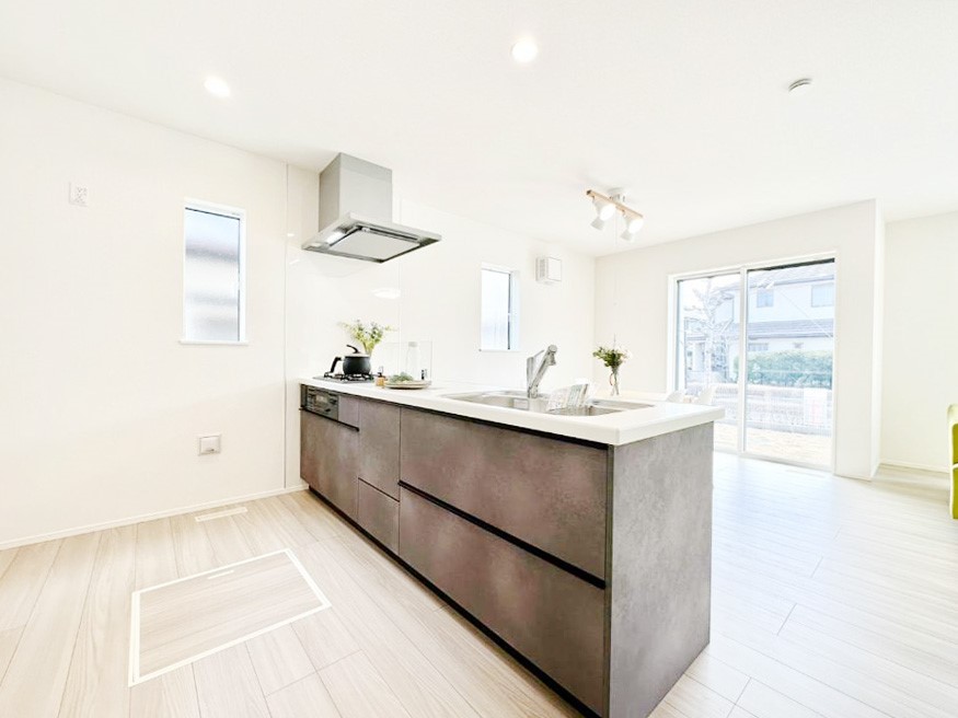 �L�b�`�� ���Ƒ��̉�b�e�ޑΖʃL�b�`���B���������̃p�p�}�}�����Ƒ��Ɖ߂������Ԃ����������I