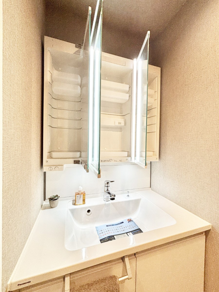 ���̑����� �O�ʋ��̗��ɁA���ϕi��q���p�i�Ȃǂ����[�\�B���ʑ����������ƕۂ��܂��I