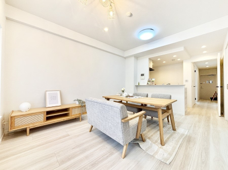 ���r���O �Ƒ��̘a�₩�ȉ�b���������Ă������B�J�����̂��郊�r���O�ł��B  