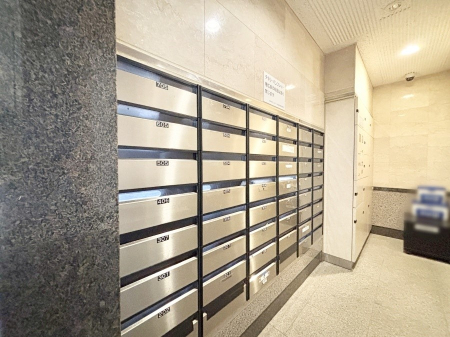 ���̑� �|�X�g�̓G���g�����X���ɂ���̂ŉJ�ɔG�ꂸ�X�ւ��󂯎��܂��ˁI