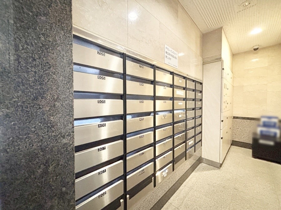 ���̑� �|�X�g�̓G���g�����X���ɂ���̂ŉJ�ɔG�ꂸ�X�ւ��󂯎��܂��ˁI